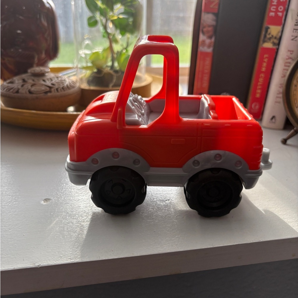 Fisher-Price Little People help a friend read pick up truck